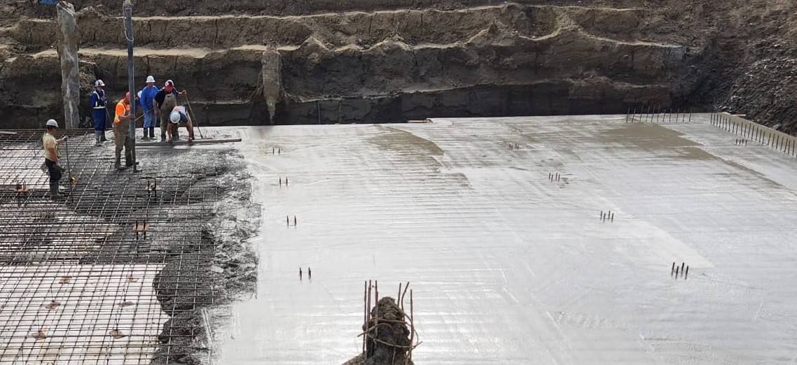 Crew finishing slab during continuous on-site batching